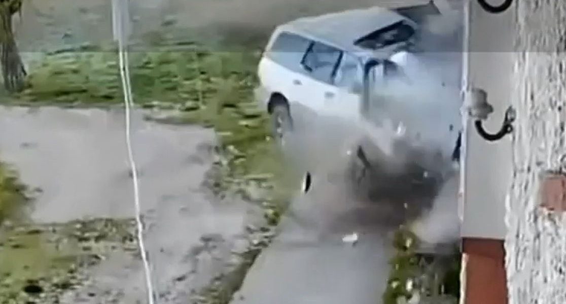 Accident teribil: Un deces și patru răniți după ce o mașină a intrat într-o casă