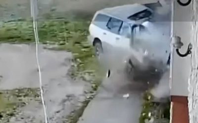 Accident teribil: Un deces și patru răniți după ce o mașină a intrat într-o casă