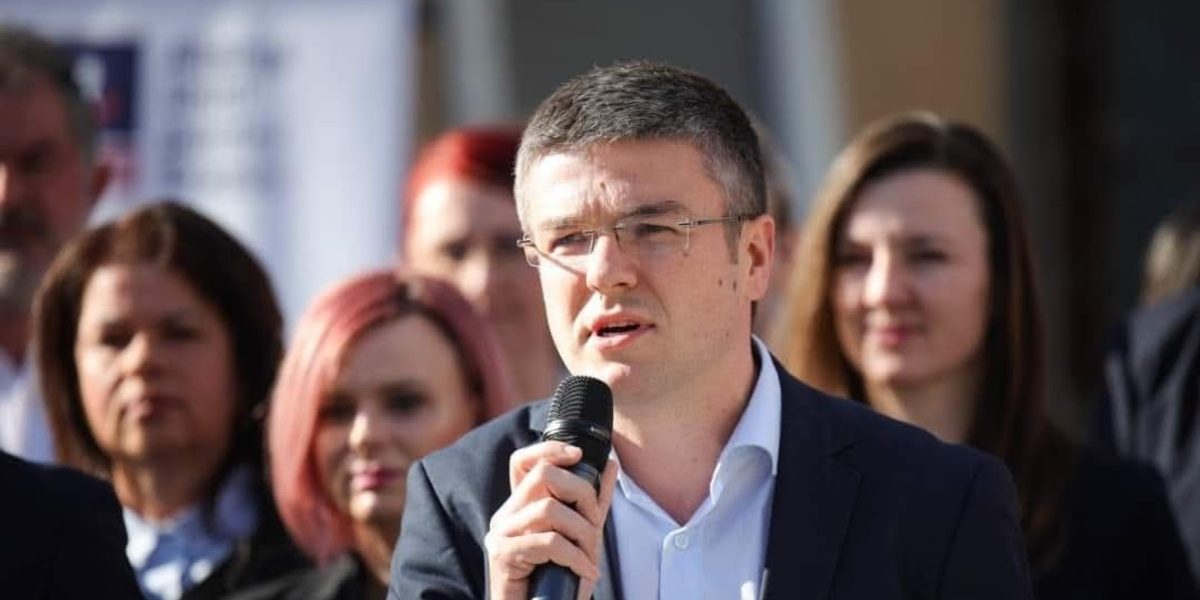 Guvernul a aprobat măsuri pentru plata salariilor în companiile aflate în dificultate, anunță MINISTERUL Economiei București – Angajații companiilor aflate în dificultate vor putea primi salarii prin mecanisme finanțate de stat, după ce GUVERNUL a adoptat două acte normative în acest sens