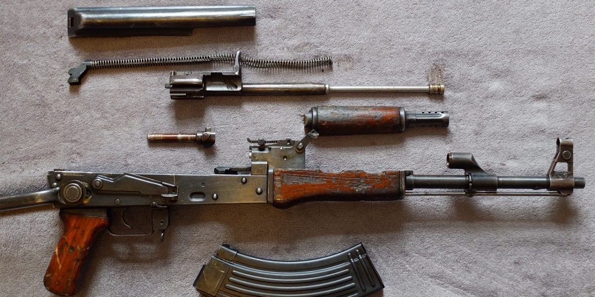 Oficiali ai unei firme de import de armament, trimiși în judecată pentru uz ilegal de armă București – Doi administratori ai unei companii care importa armament și muniție pentru Armată și Ministerul Afacerilor Interne au fost trimiși în judecată de Parchetul General