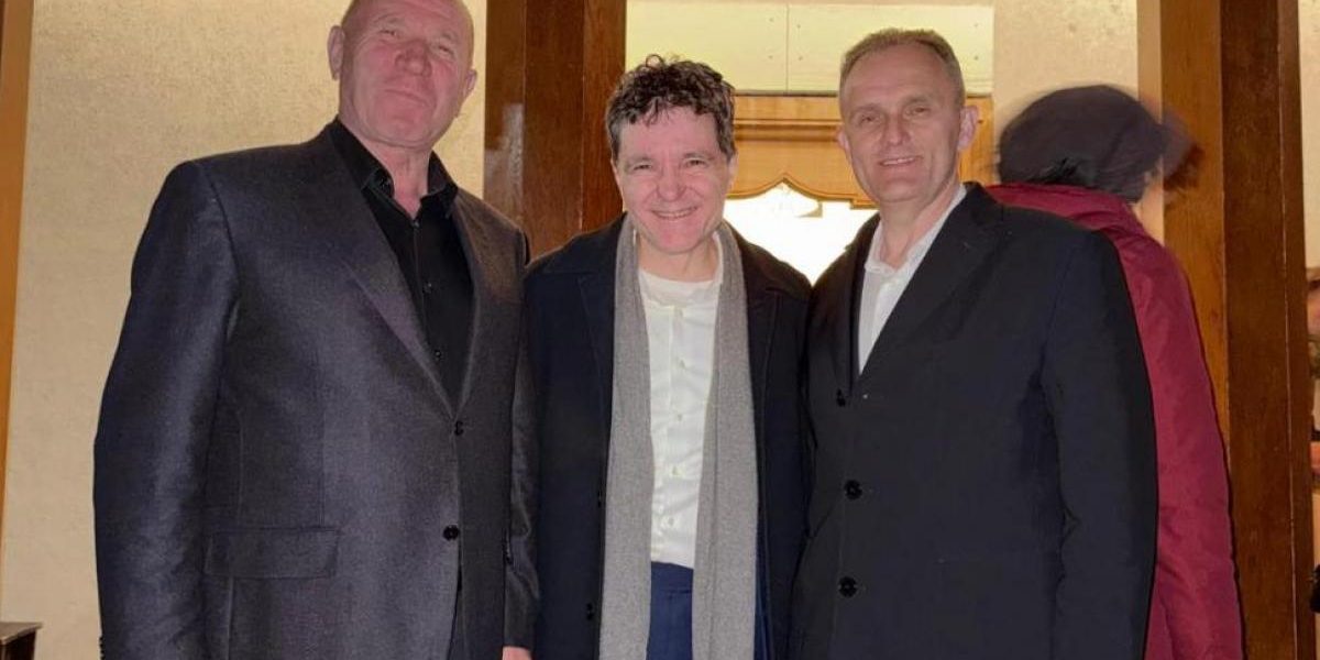 Nicușor Dan, vizită neașteptată în Vinerea Mare: Mănăstirea Cornu, fief PSD