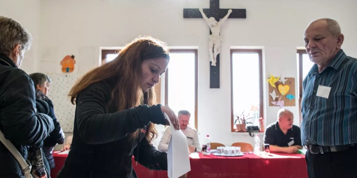 Un sondaj de opinie realizat în Ungaria, cu puțin timp înaintea alegerilor parlamentare, sugerează o rezistență mare a electoratului față de eventuale dezvăluiri compromițătoare