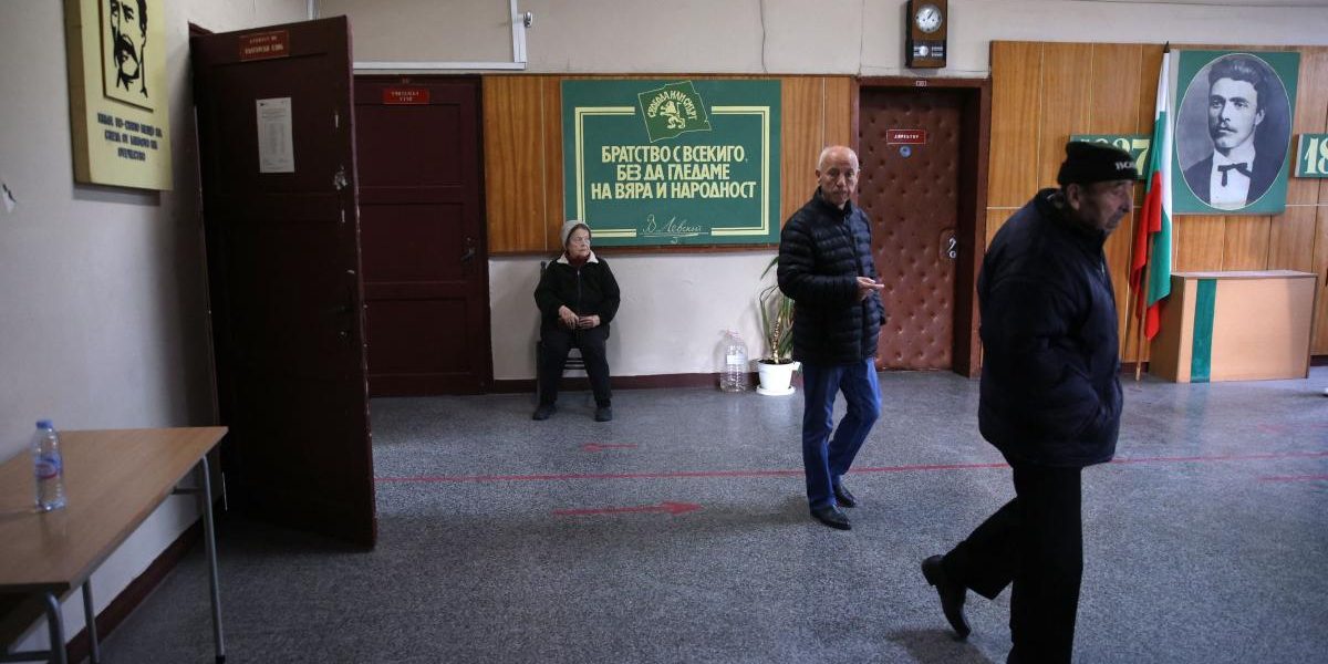Alegeri în Bulgaria: Haos cu șefi absenți și Radev, „Orban” bulgar?