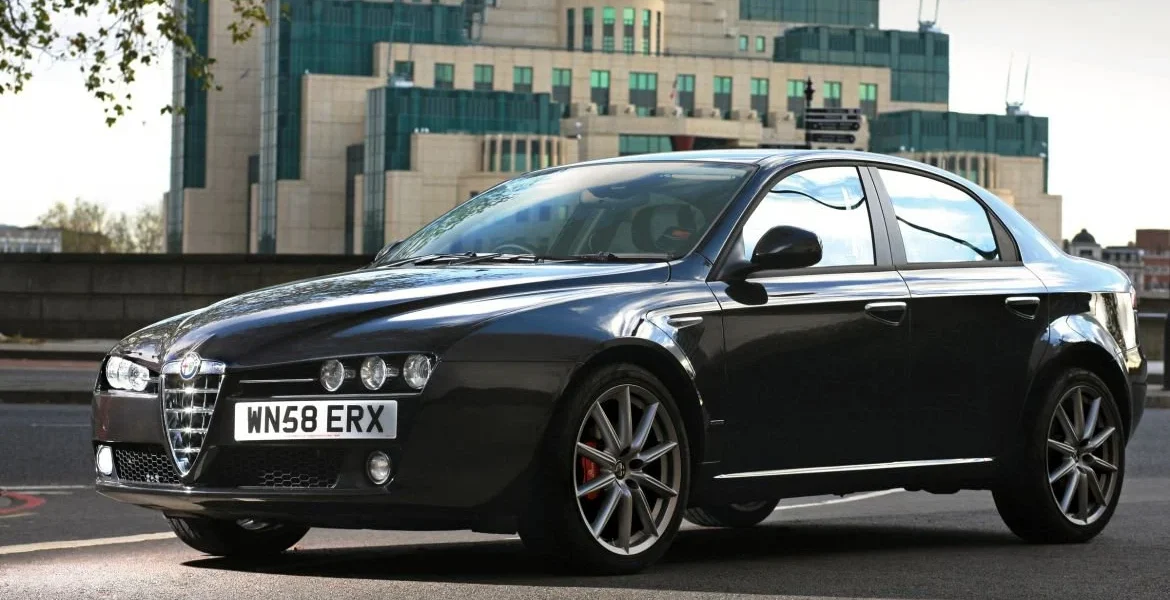 O bandă de hoți români specializată în spargerea magazinelor de lux, destructurată în Italia O grupare criminală formată din cetățeni români, specializată în jafuri rapide și eficiente la magazine de lux din Italia, a fost destructurată în urma unei operațiuni desfășurate în orașele Bologna, Roma și Florența