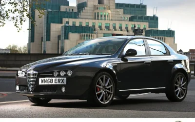 O bandă de hoți români specializată în spargerea magazinelor de lux, destructurată în Italia O grupare criminală formată din cetățeni români, specializată în jafuri rapide și eficiente la magazine de lux din Italia, a fost destructurată în urma unei operațiuni desfășurate în orașele Bologna, Roma și Florența