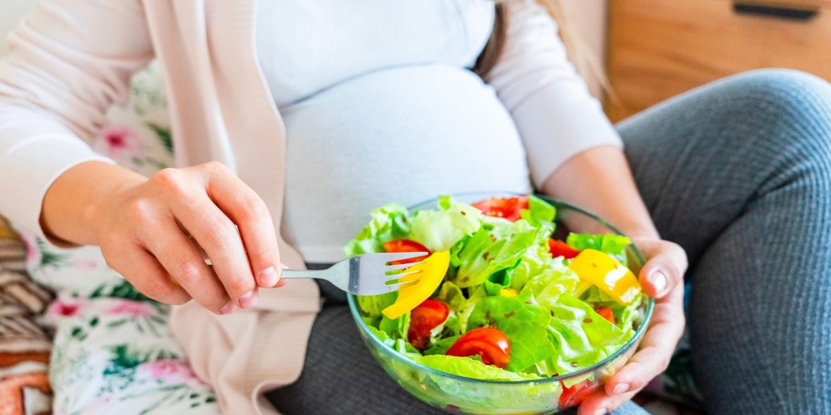 Ce să mănânci și ce să eviți în sarcină: Ghidul viitorilor părinți