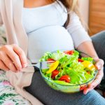 Ce să mănânci și ce să eviți în sarcină: Ghidul viitorilor părinți