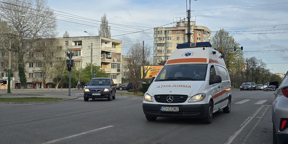 Ce riscă șoferii din România care calcă pe roșu după ambulanțe