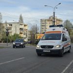 Ce riscă șoferii din România care calcă pe roșu după ambulanțe