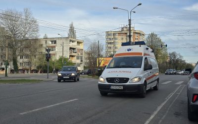 Ce riscă șoferii din România care calcă pe roșu după ambulanțe