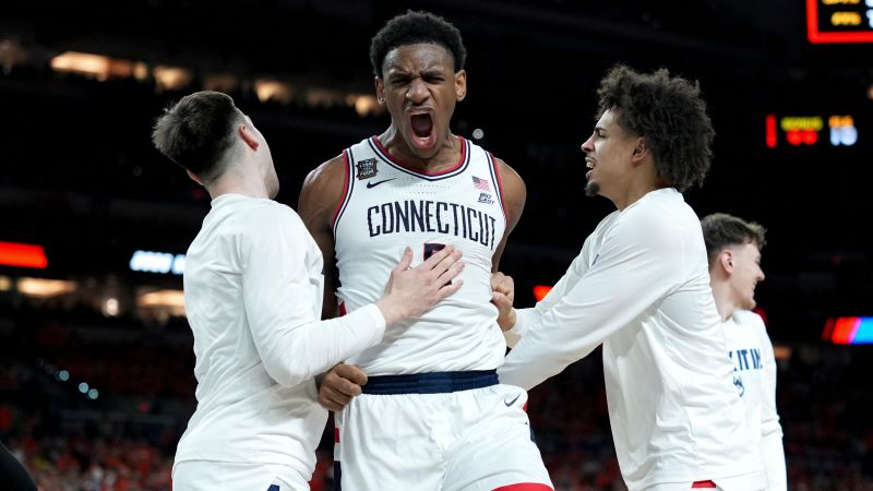 Indianapolis, SUA – Echipa de baschet a universității Connecticut (UConn) se pregătește pentru finala campionatului NCAA, după ce a învins Illinois cu scorul de 71-62 în semifinala disputată