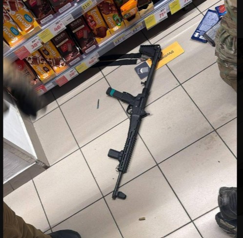 Armat cu mitralieră, un individ a terorizat Kievul, arestat de poliție
