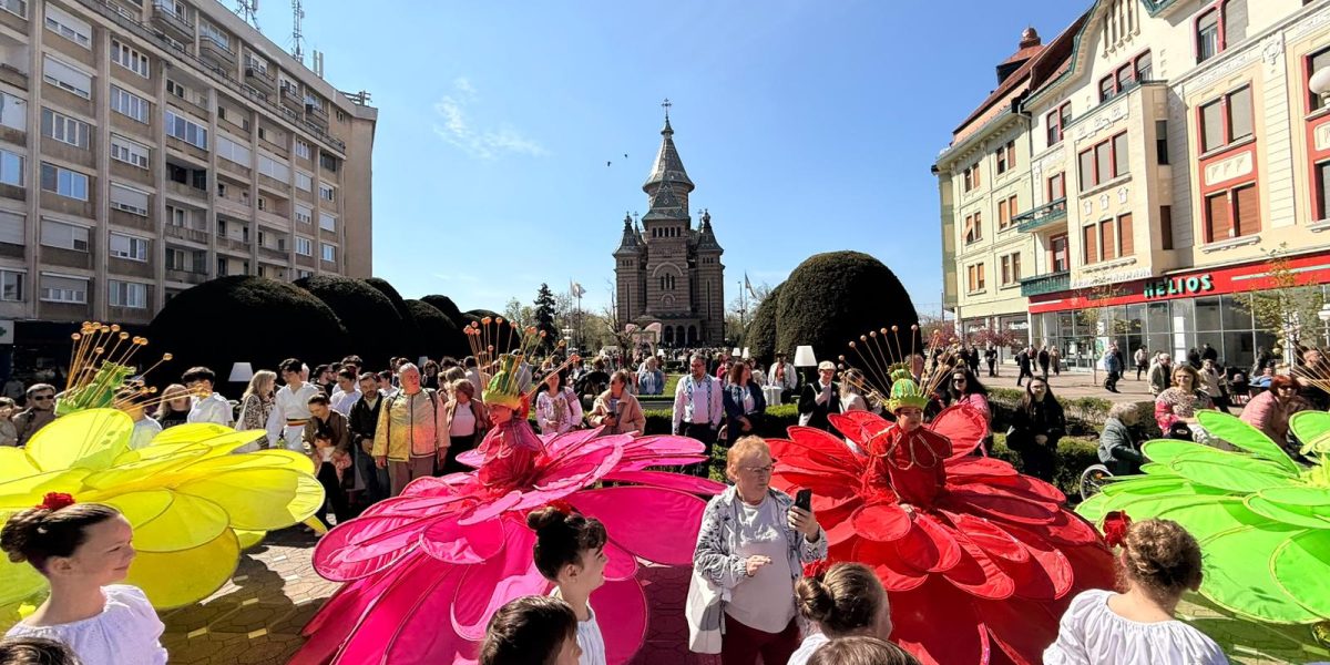 Timișoara s-a transformat într-o grădină de poveste de Florii Timișoara – Străzile din Timișoara s-au umplut duminică de flori, artiști și surprize, marcând sărbătoarea de Florii într-un mod inedit