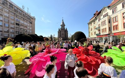 Timișoara s-a transformat într-o grădină de poveste de Florii Timișoara – Străzile din Timișoara s-au umplut duminică de flori, artiști și surprize, marcând sărbătoarea de Florii într-un mod inedit