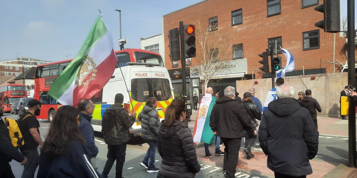 Trei tineri au fost arestați în legătură cu incendierea ambulanțelor din Londra Trei tineri, cu vârste cuprinse între 17 și 20 de ani, au fost arestați miercuri în Londra, în legătură cu incendierea a patru ambulanțe ale unei organizații medicale evreiești