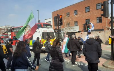 Trei tineri au fost arestați în legătură cu incendierea ambulanțelor din Londra Trei tineri, cu vârste cuprinse între 17 și 20 de ani, au fost arestați miercuri în Londra, în legătură cu incendierea a patru ambulanțe ale unei organizații medicale evreiești