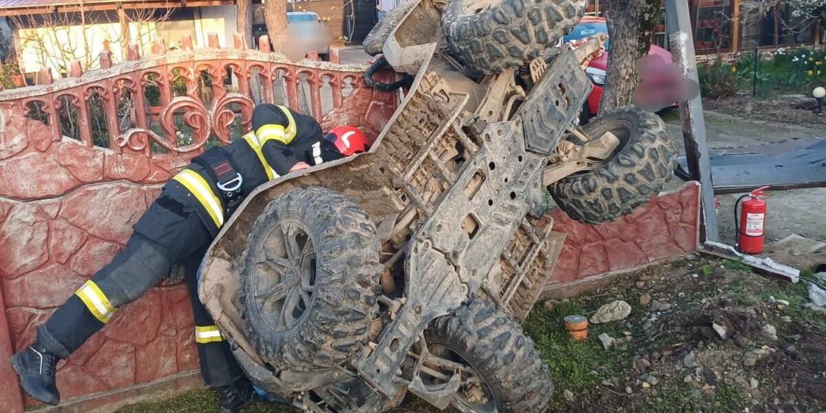 Accident de Paște: ATV răsturnat, aterizare spectaculoasă pe gard