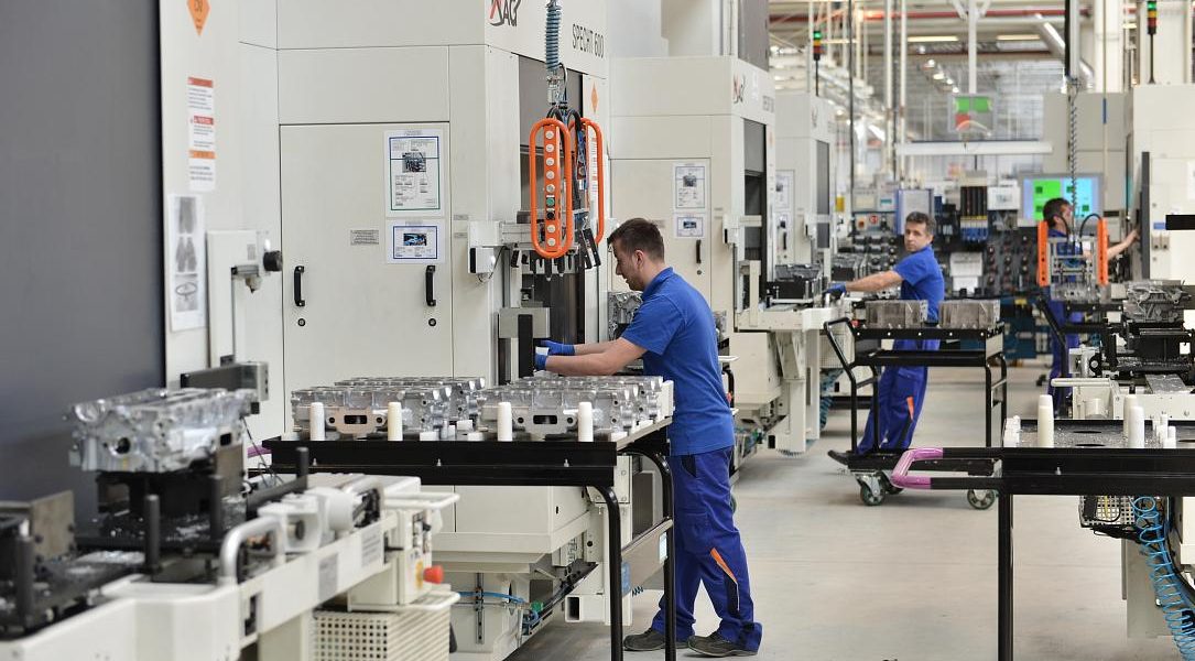 Activitatea industrială a României, în declin în februarie. Alimentele rezistă