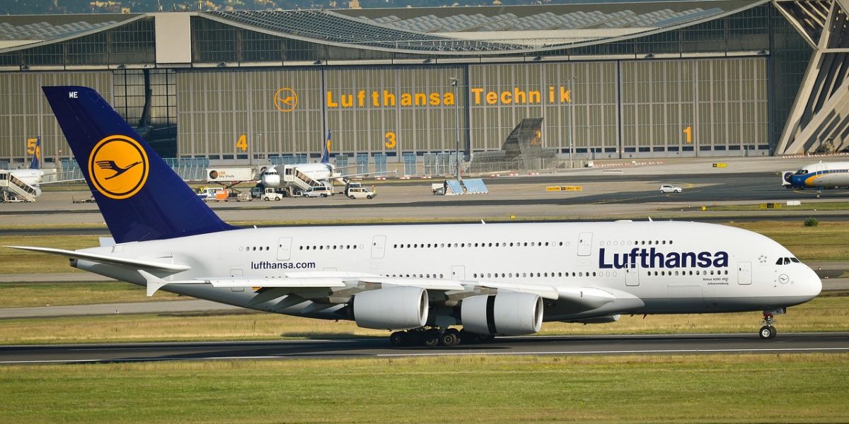 Lufthansa avertizează asupra posibilelor penurii de kerosen în afara Europei, pe fondul tensiunilor din Orientul Mijlociu Grupul Lufthansa, cel mai mare transportator aerian european, anticipează posibile probleme de aprovizionare cu kerosen în afara Europei, din cauza perturbărilor cauzate de tensiunile din Orientul Mijlociu