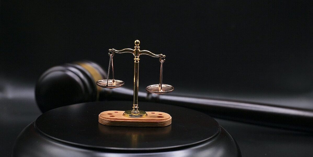 Ministerul Justiției a actualizat onorariile avocaților care oferă asistență juridică în materie penală și servicii conexe, printr-un act adițional semnat miercuri