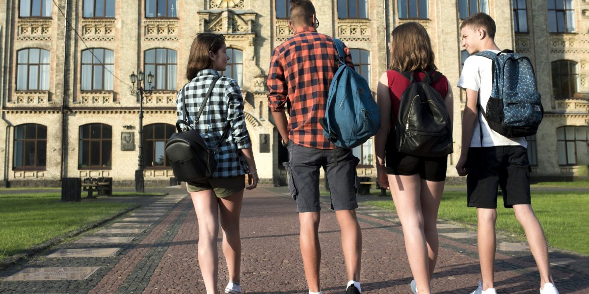 Mii de studenți din România, victime ale scandalului burselor din Marea Britanie