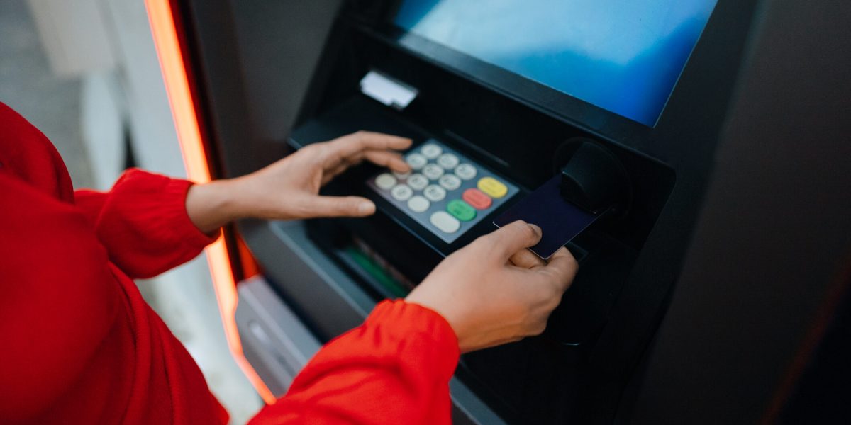 Caderile de sistem în sectorul bancar românesc nu înseamnă automat dispariția banilor, ci mai degrabă o restricție temporară de acces la aceștia