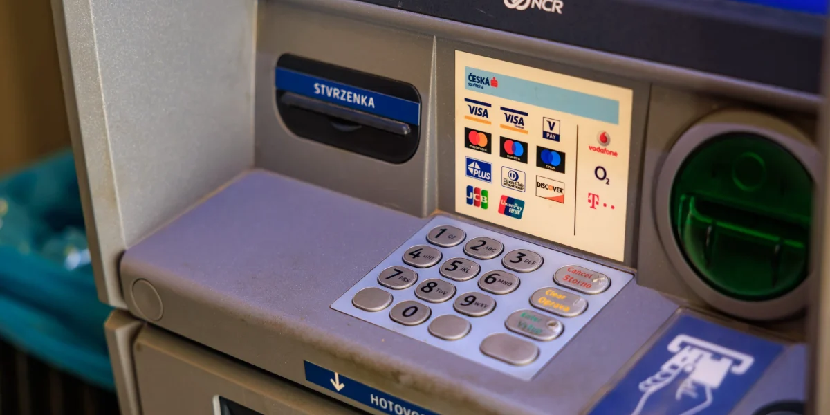 Băncile golesc Europa de bancomate: Cash-ul, pe cale să dispară