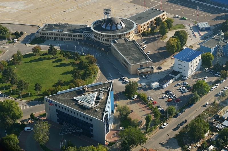Modernizare în vedere la aeroportul băneasa Aeroportul Internațional „Aurel Vlaicu” Băneasa, al doilea aeroport al capitalei României, după Aeroportul Internațional „Henri Coandă”, se pregătește pentru modernizare