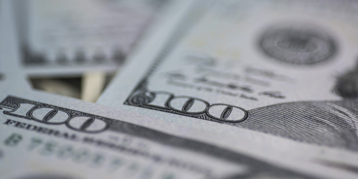 Chinezoaică furioasă: 160.000 de dolari, aruncați de la balcon după ceartă în familie