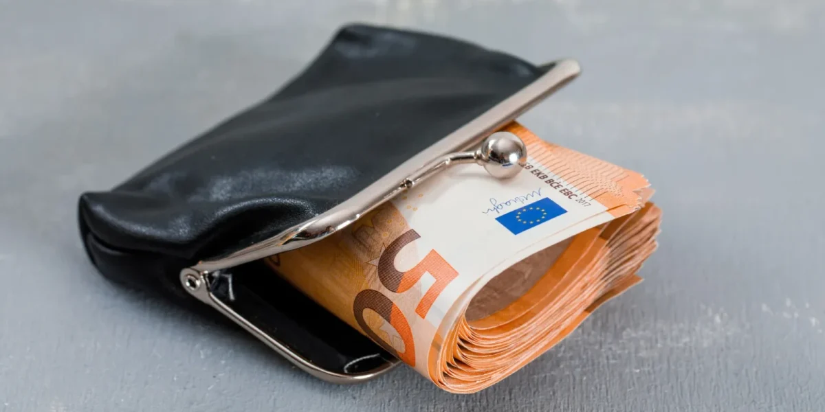 Străini, prinși pe autostradă după furtul unei borsete cu zeci de mii de lei! Suma, recuperată