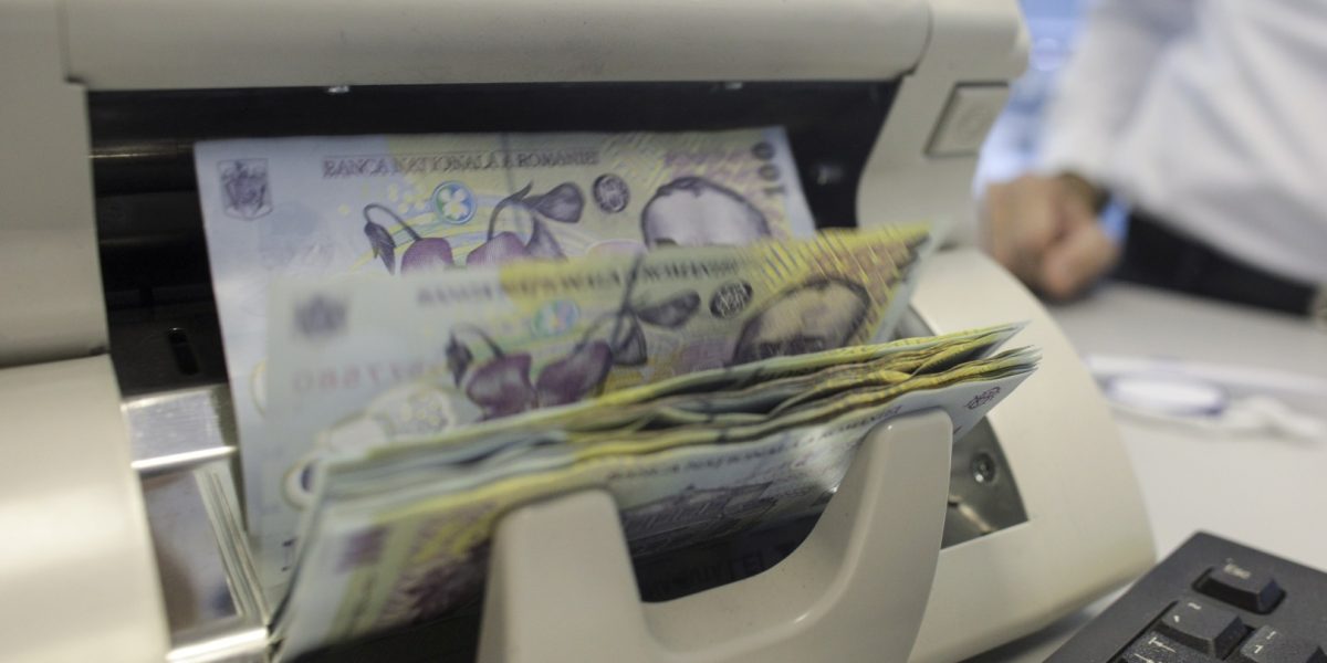 BNR a cheltuit peste un miliard de euro pentru a stabiliza leul în martie Banca Națională a României (BNR) a intervenit masiv pe piața valutară în luna martie, cheltuind peste un miliard de euro pentru a apăra moneda națională de efectele turbulențelor globale, potrivit informațiilor publicate de Bloomberg