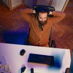 Bărbații inteligenți, mai liberali: Ce arată studiul despre gândire și politică