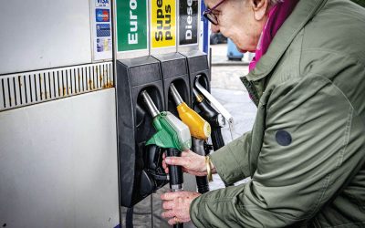 Proteste FURIOASE în Irlanda: Poliția declară acțiunile contra prețurilor la combustibil ILEGALE