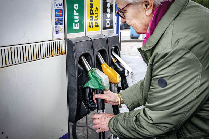 Proteste FURIOASE în Irlanda: Poliția declară acțiunile contra prețurilor la combustibil ILEGALE