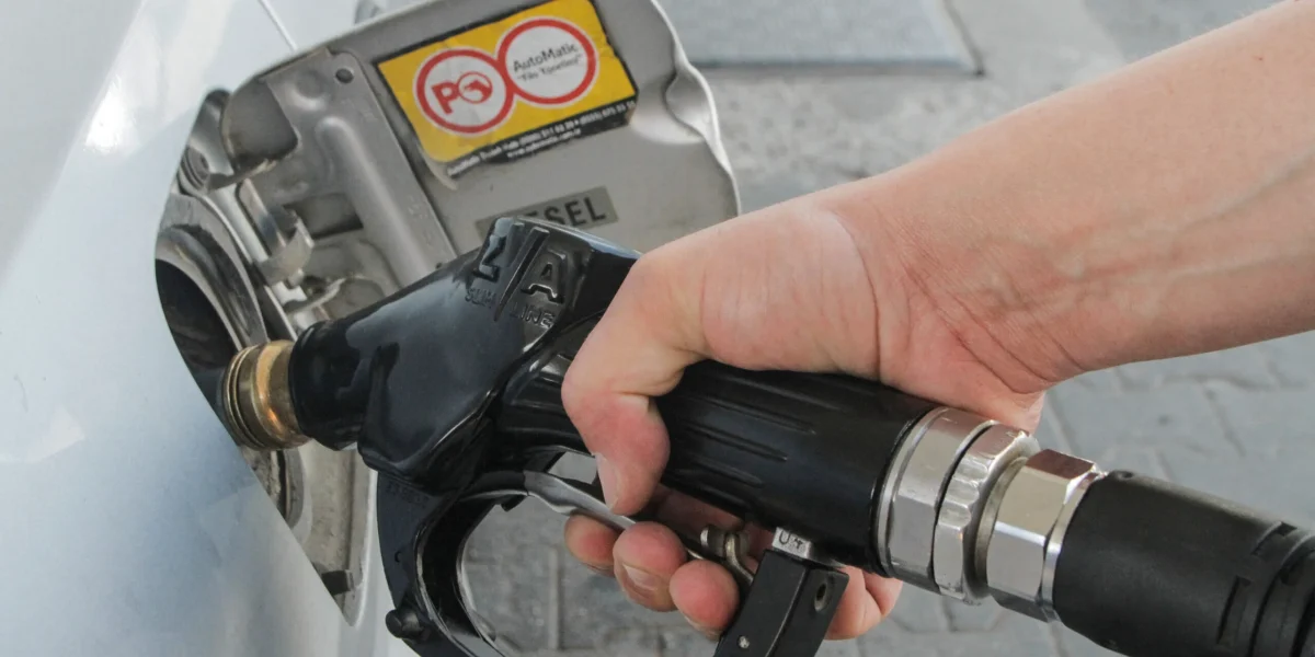 Prețurile la carburanți au crescut semnificativ în ultima lună, motorina fiind cea mai afectată, cu o scumpire de peste 20% Prețurile carburanților înregistrează fluctuații semnificative în România, cu impact direct asupra bugetelor șoferilor