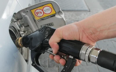 Prețurile la carburanți au crescut semnificativ în ultima lună, motorina fiind cea mai afectată, cu o scumpire de peste 20% Prețurile carburanților înregistrează fluctuații semnificative în România, cu impact direct asupra bugetelor șoferilor
