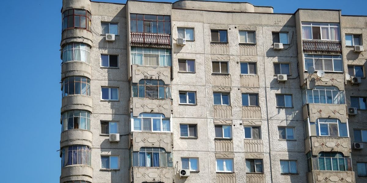 Cât costă o chirie MIZERĂ în Brașov? Vezi cum arată locuința!