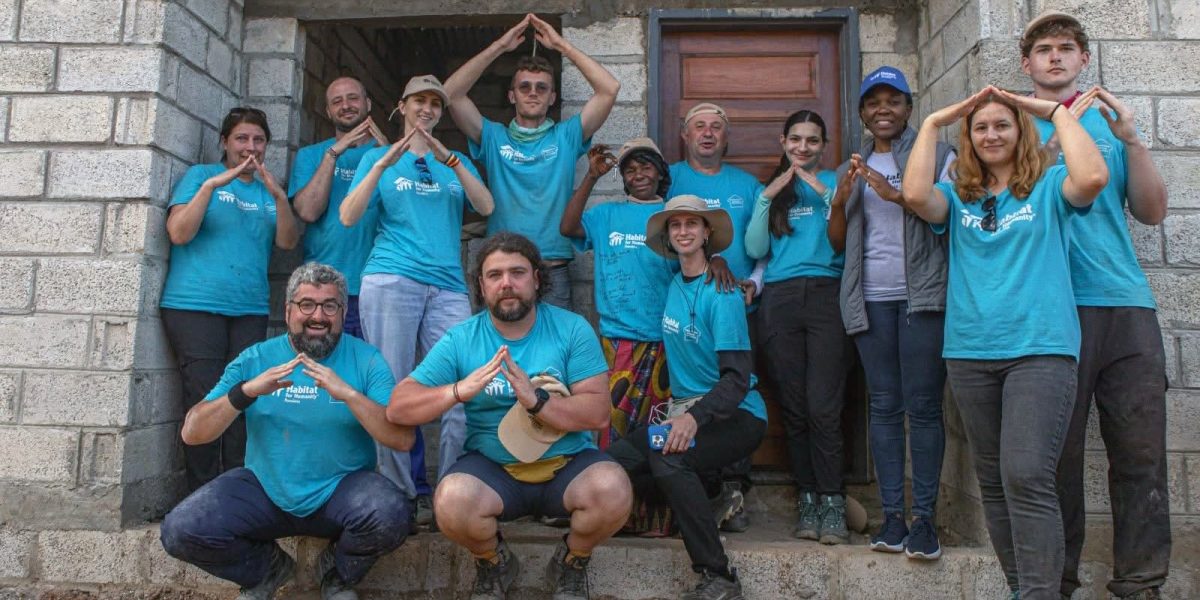 Românul care i-a făcut o casă bunicii Estella din Zambia, cu 4 nepoți