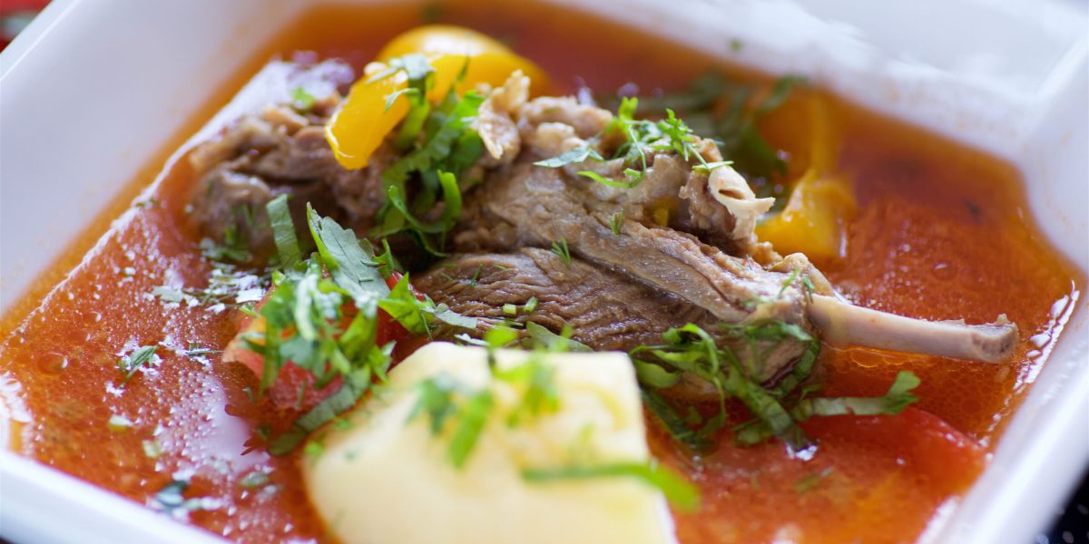 Borșul de miel: Un deliciu controversat. Beneficii, riscuri și secretul preparării