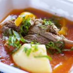 Borșul de miel: Un deliciu controversat. Beneficii, riscuri și secretul preparării