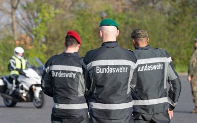 Germania limitează libertatea de mișcare pentru bărbații între 18 și 46 de ani: Necesită aprobare pentru călătorii mai lungi de trei luni BERLIN – O modificare legislativă recentă în Germania a stârnit dezbateri aprinse, după ce a trecut aproape neobservată la începutul anului: bărbații germani cu vârste între 18 și 46 de ani trebuie să obțină aprobarea autorităților militare dacă doresc să călătorească în afara țării pentru mai mult de trei luni