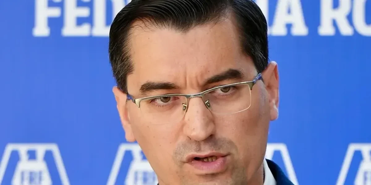 Tribunalul București a respins cererea de suspendare a alegerilor FRF: Răzvan Burleanu a obținut al patrulea mandat Tribunalul București a publicat motivarea deciziei prin care a respins ordonanța președințială prin care ILIE Drăgan a încercat să suspende alegerile FRF din 18 martie