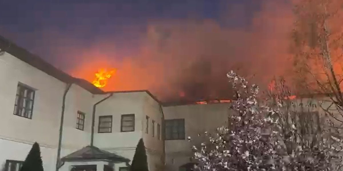 Incendiu devastator la mănăstirea din Vâlcea: Pompieri din 3 județe intervin