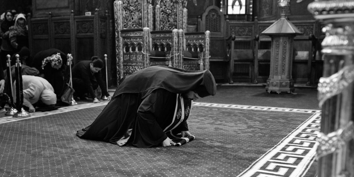 În Vinerea Mare a anului 2026, pe 10 aprilie, mulți români vor perpetua un obicei ancestral: trecerea pe sub masa de Paște