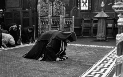 În Vinerea Mare a anului 2026, pe 10 aprilie, mulți români vor perpetua un obicei ancestral: trecerea pe sub masa de Paște