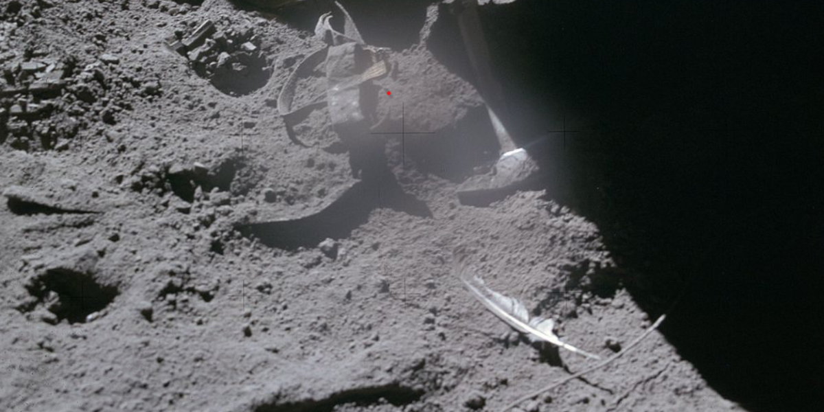 O pană de șoim și un ciocan, lăsate să cadă pe Lună: experimentul care a demonstrat legile gravitației În 1971, pe suprafața lunară, astronautul american David Scott realiza un experiment memorabil: demonstrația practică a legilor gravitației formulate cu secole în urmă de Galileo Galilei