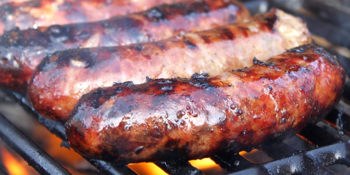 Cârnații perfecți, fără surprize: Secretul de a-i face suculenți (și să nu plesnească)