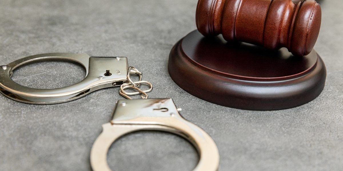 România: 9 români și o femeie au furat 160.000 € din Austria, de 1.300 de ori