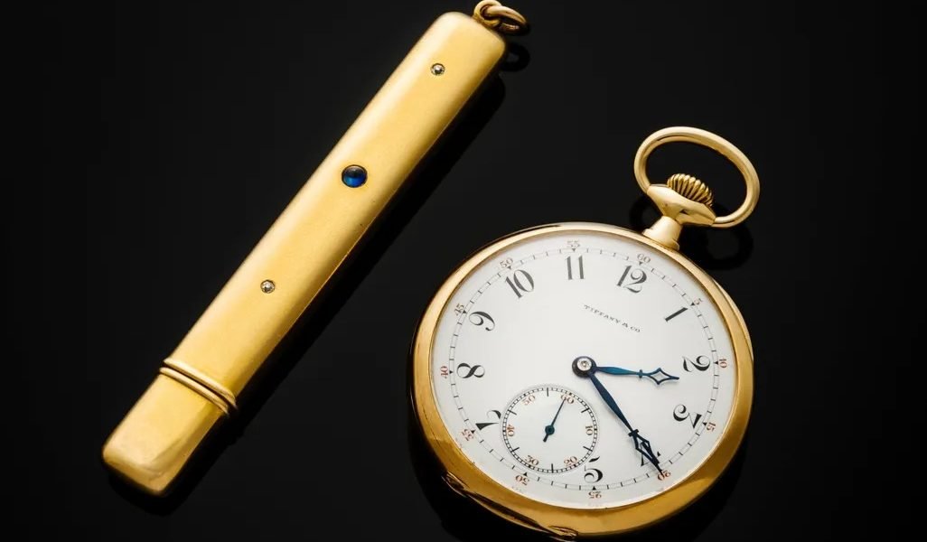 Ceasul de buzunar al lui John Jacob Astor IV, scos la licitație după un secol Un ceas de buzunar din AUR, aparținând lui John Jacob Astor IV, una dintre cele mai bogate persoane aflate la bordul pachebotului Titanic, urmează să fie scos la licitație luna aceasta