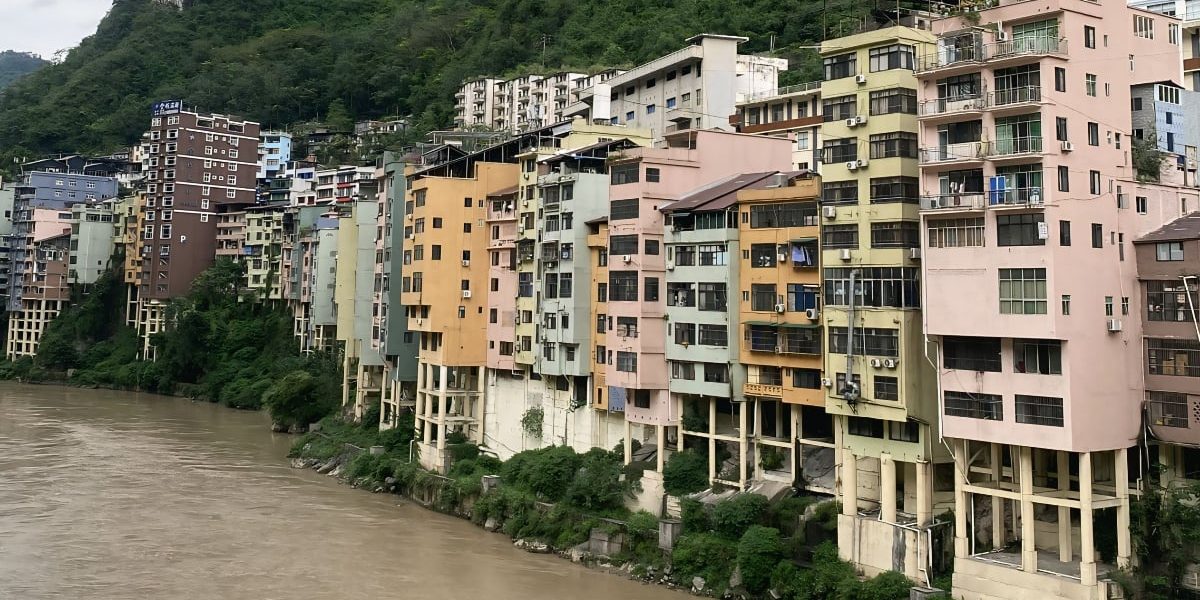 Aproximativ 400.000 de români, la mare risc: Viuțuieșc pe piloni, să nu fie inundați